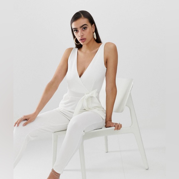 ⚪️ NWT ASOS Outrageous Fortune Winter White Bow Waist Cropped Jumpsuit size 6 - Picture 2 of 15